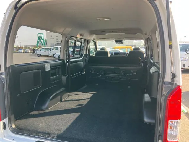 トヨタ ハイエースバン 4WD