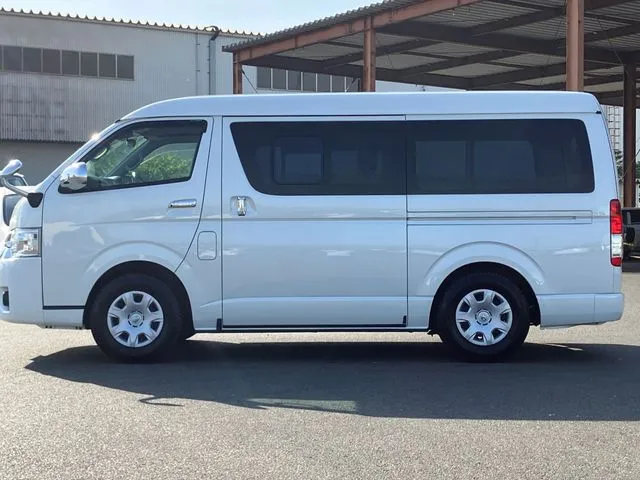 トヨタ ハイエースバン 4WD