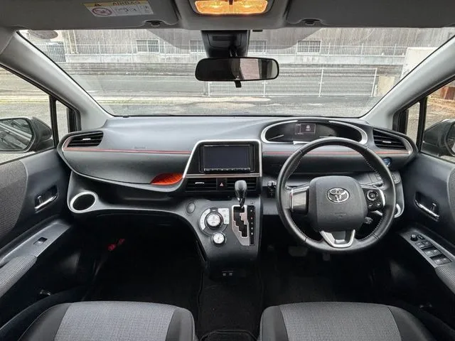 シエンタ　ハイブリッド（トヨタ）の車両写真