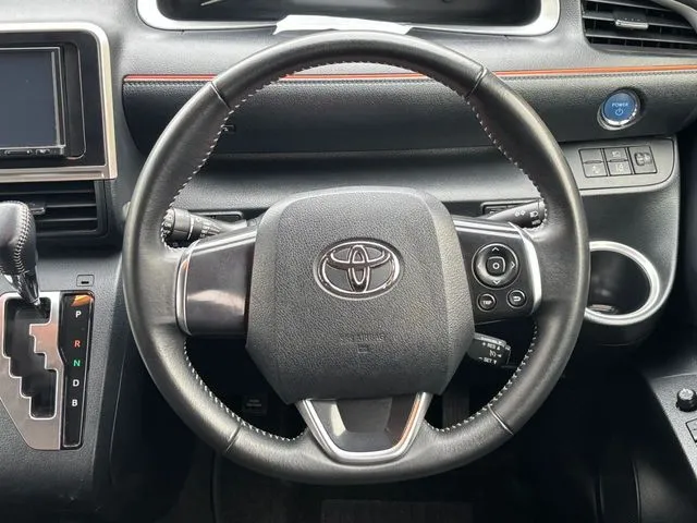 シエンタ　ハイブリッド（トヨタ）の車両写真