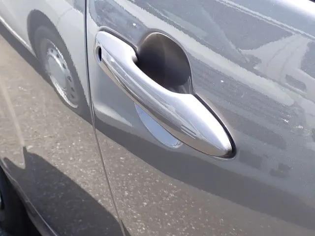 ヤリス ハイブリッド(トヨタ)の車両写真