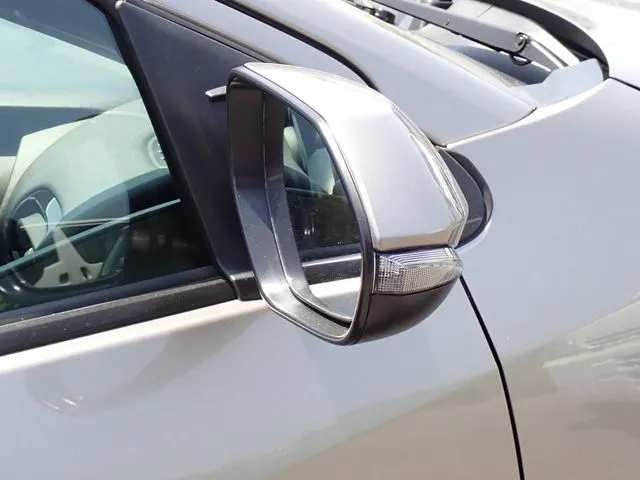 ヤリス ハイブリッド(トヨタ)の車両写真