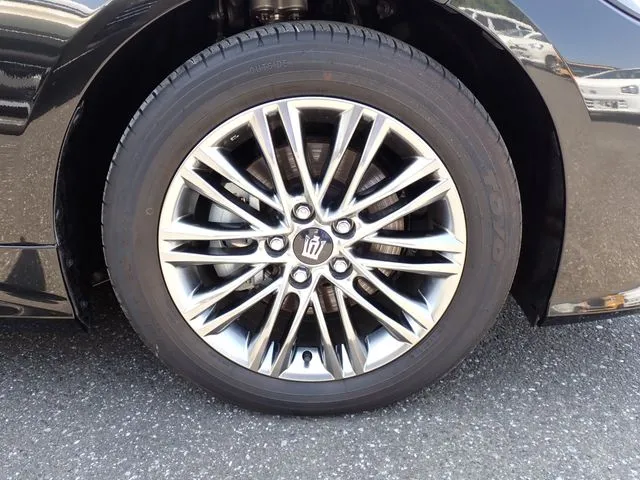 クラウン セダン ハイブリッド(トヨタ)の車両写真