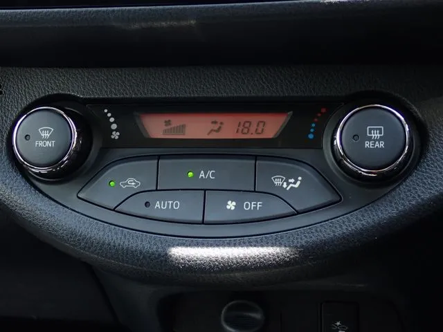 ヴィッツ ハイブリッド(トヨタ)の車両写真