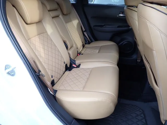 フィット　ｅ：ＨＥＶ　４ＷＤ（ホンダ）の車両写真