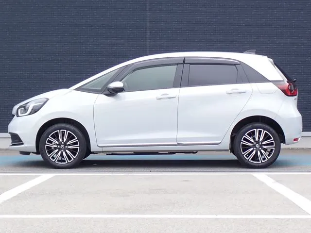 フィット　ｅ：ＨＥＶ　４ＷＤ（ホンダ）の車両写真