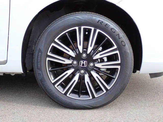 フィット　ｅ：ＨＥＶ　４ＷＤ（ホンダ）の車両写真