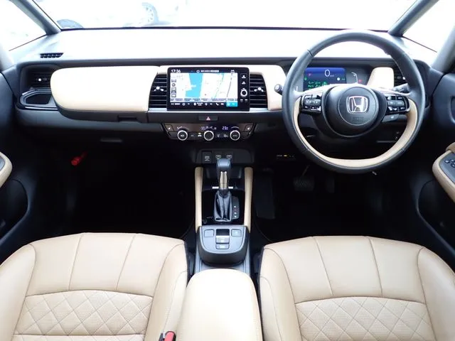 フィット　ｅ：ＨＥＶ　４ＷＤ（ホンダ）の車両写真