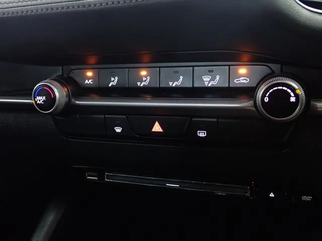 マツダ　ＭＡＺＤＡ３　ファストバック