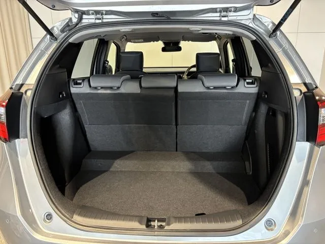 ホンダ　フィット　ｅ：ＨＥＶ　４ＷＤ