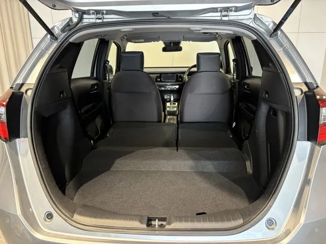 ホンダ　フィット　ｅ：ＨＥＶ　４ＷＤ
