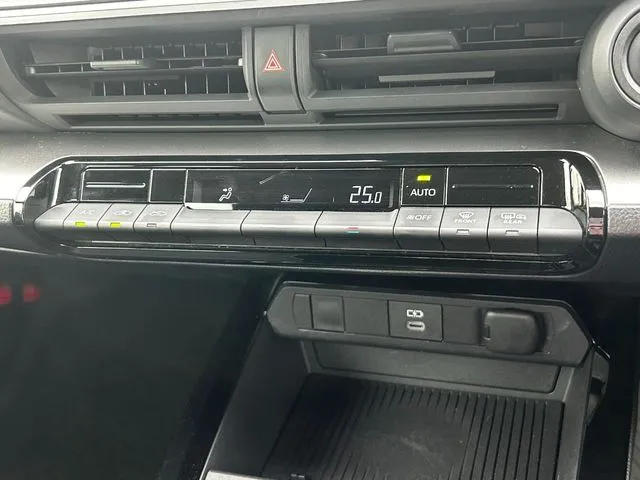 プリウス（トヨタ）の車両写真