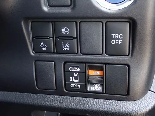 ノア　ハイブリッド（トヨタ）の車両写真