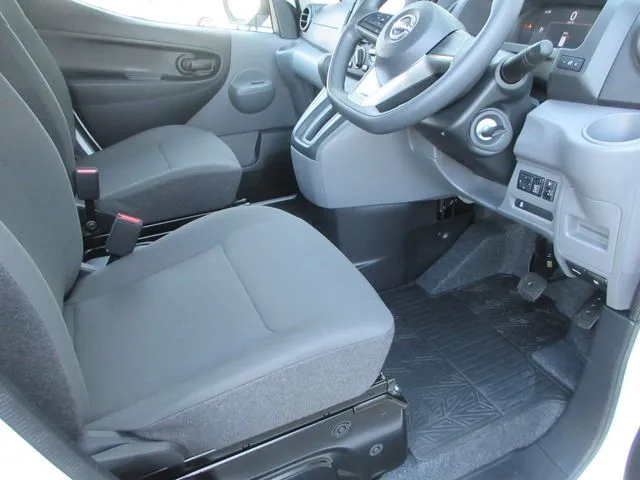 ニッサン NV200バネットバン 4WD