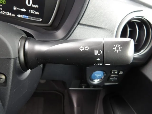 カローラフィールダー ハイブリッド(トヨタ)の車両写真