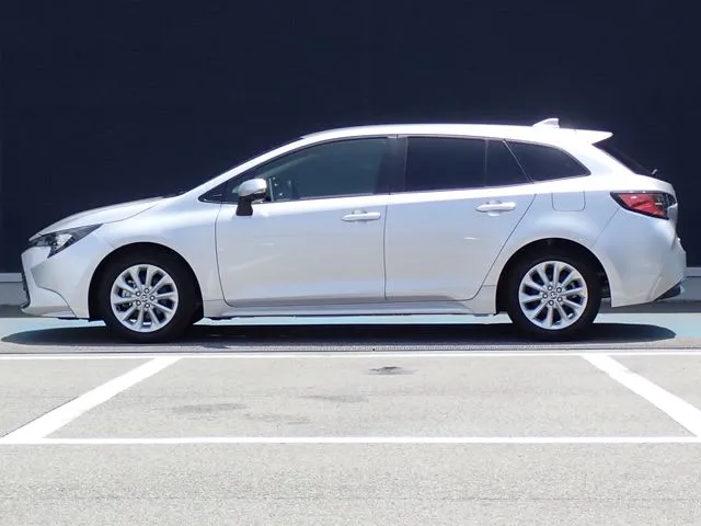 カローラ　ツーリング　ハイブリッド（トヨタ）の車両写真