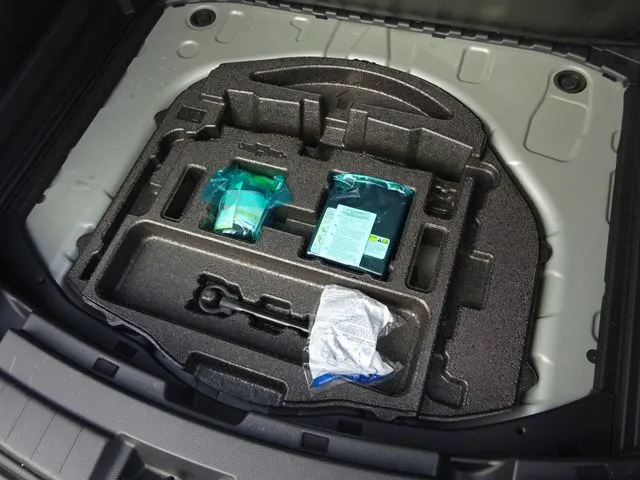 カローラ　ツーリング　ハイブリッド（トヨタ）の車両写真