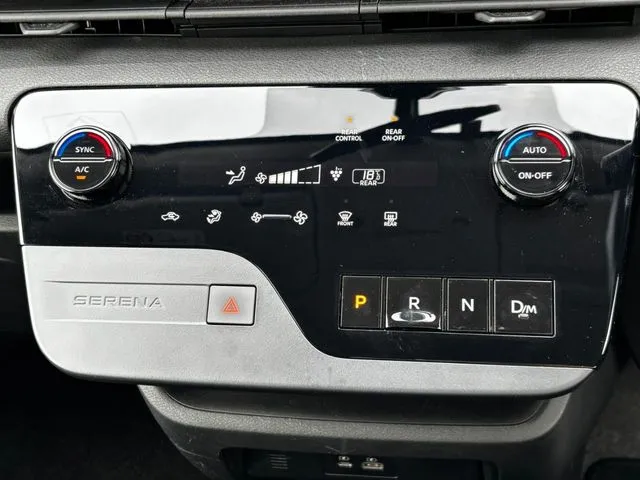 セレナ（ニッサン）の車両写真