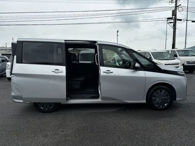 セレナ（ニッサン）の車両写真