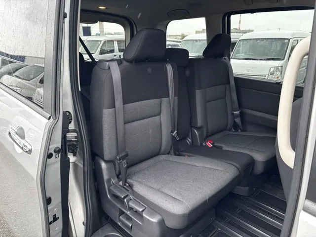 セレナ（ニッサン）の車両写真