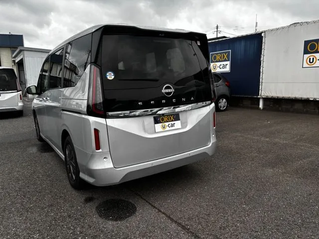 セレナ（ニッサン）の車両写真