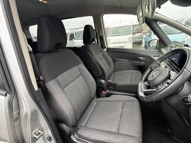 セレナ（ニッサン）の車両写真