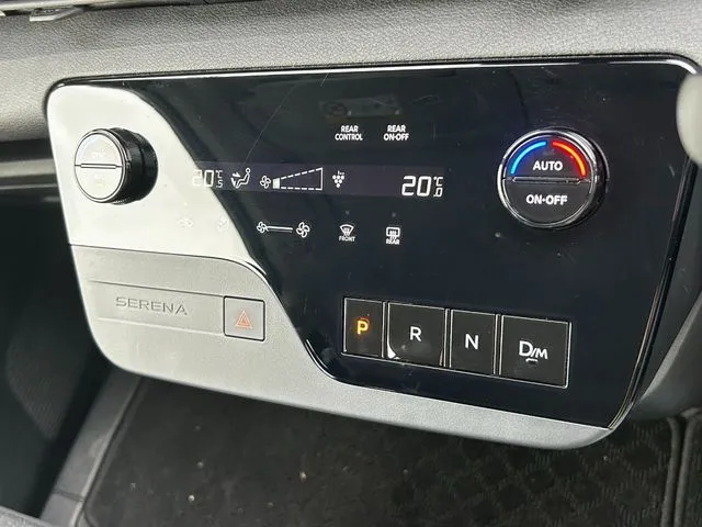 セレナ（ニッサン）の車両写真