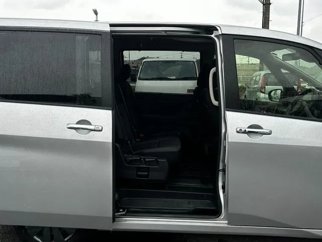 セレナ（ニッサン）の車両写真