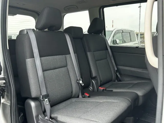 セレナ（ニッサン）の車両写真