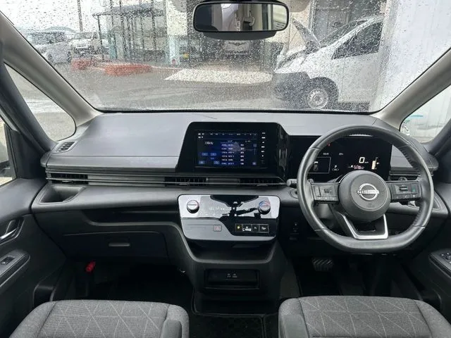 セレナ（ニッサン）の車両写真