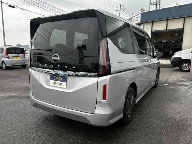 セレナ（ニッサン）の車両写真