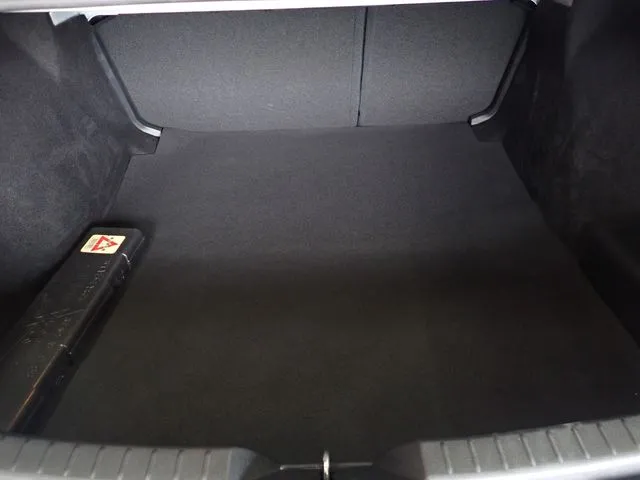マツダ　ＭＡＺＤＡ３　セダン