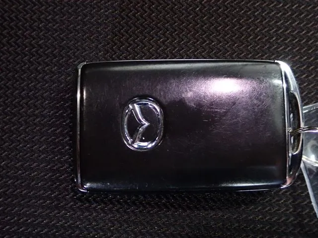 マツダ　ＭＡＺＤＡ３　セダン