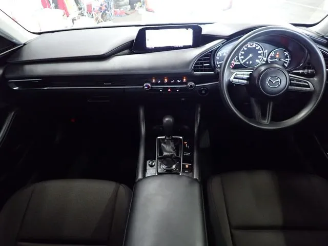 マツダ　ＭＡＺＤＡ３　セダン