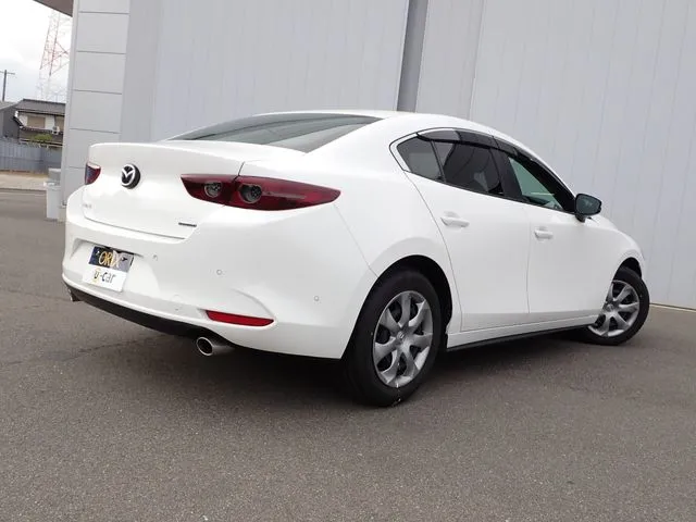 マツダ　ＭＡＺＤＡ３　セダン