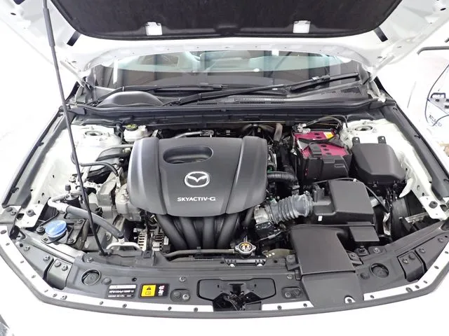 マツダ　ＭＡＺＤＡ３　セダン