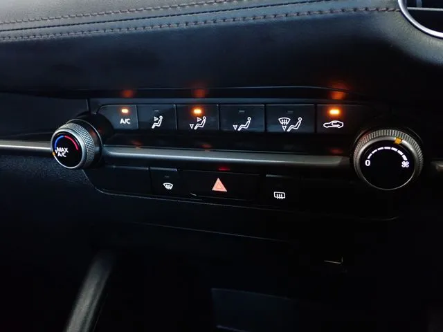 マツダ　ＭＡＺＤＡ３　セダン