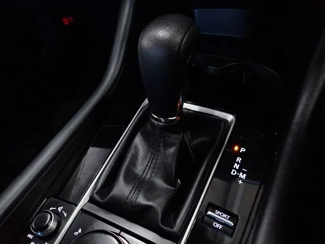 マツダ　ＭＡＺＤＡ３　セダン