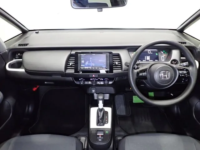 ホンダ　フィット　ｅ：ＨＥＶ　４ＷＤ