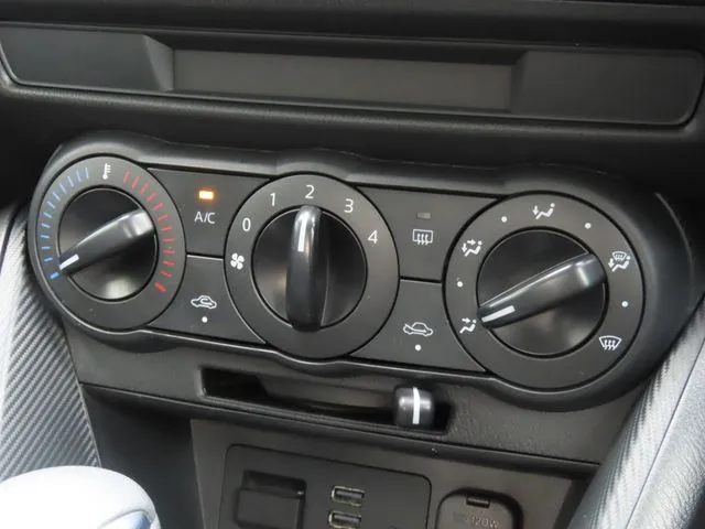 ＭＡＺＤＡ２（マツダ）の車両写真