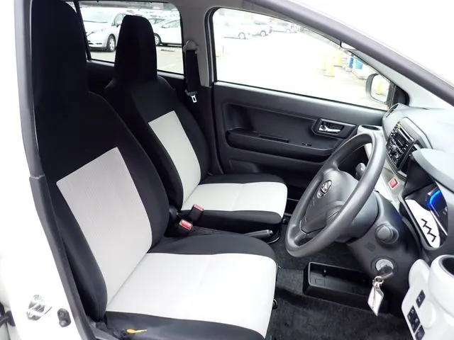 ミラ　イース（ダイハツ）の車両写真