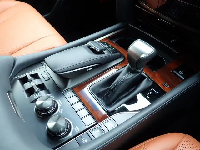 レクサス　ＬＸ５７０　ＡＷＤ（トヨタ）の車両写真
