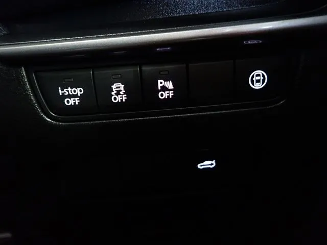 マツダ　ＭＡＺＤＡ３　セダン