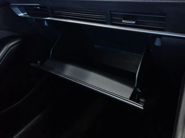 マツダ　ＭＡＺＤＡ３　セダン