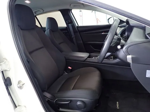 マツダ　ＭＡＺＤＡ３　セダン