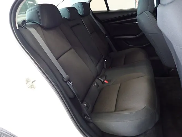 マツダ　ＭＡＺＤＡ３　セダン