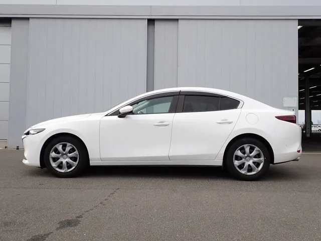 マツダ　ＭＡＺＤＡ３　セダン