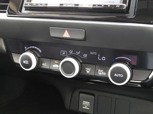 ホンダ　フィット　ｅ：ＨＥＶ　４ＷＤ