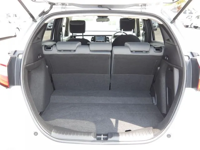 ホンダ　フィット　ｅ：ＨＥＶ　４ＷＤ