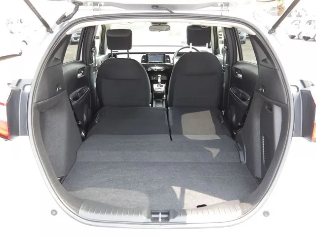 ホンダ　フィット　ｅ：ＨＥＶ　４ＷＤ